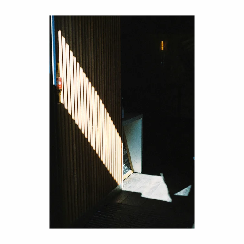 Enter shot on Kodak Portra 400 with a Minolta X-300, by Le grain de l’œil