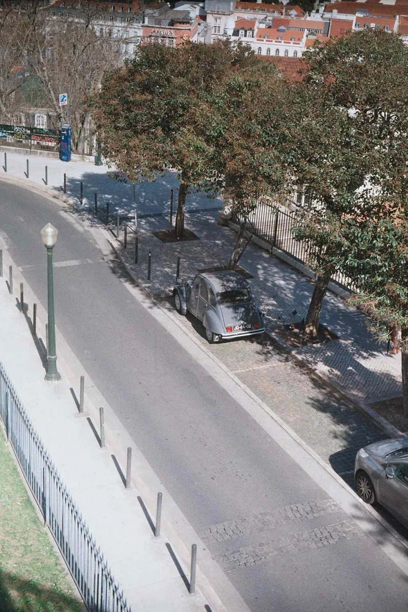 2cv shot on Kodak Gold 200 with a Zeiss Ikon Icarex 35S, by Gab