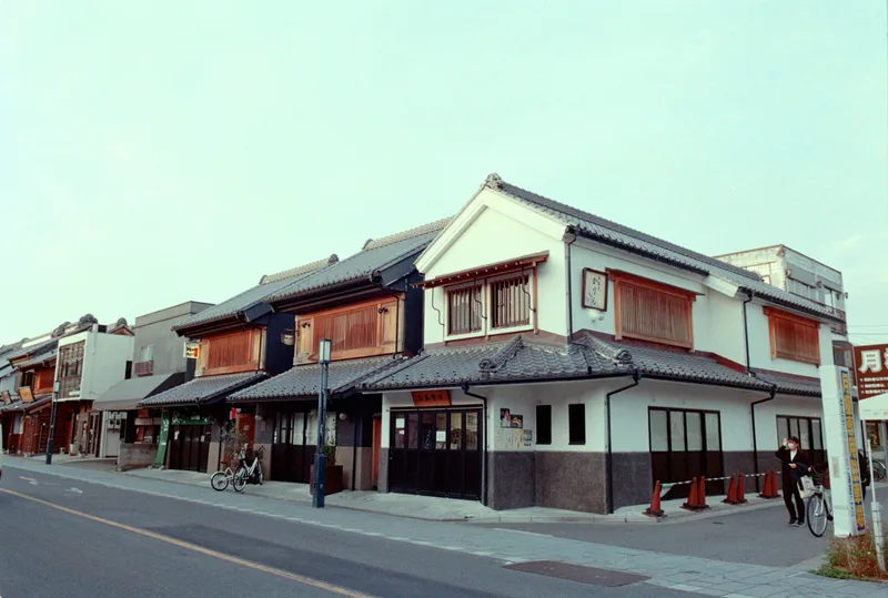 Kawagoe Houses shot on Kodak UltraMax 400 with a Minolta SR-T 101, developed at YKL, by Classic Chairls