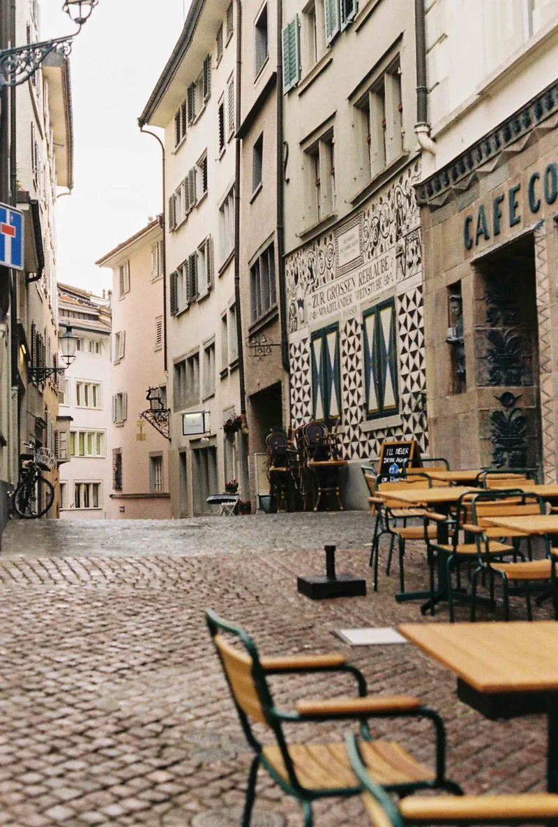 Empty Zürich shot on Fujifilm FujiColor C200 with a Pentax ME, developed at Climent, by Irene Maquilón
