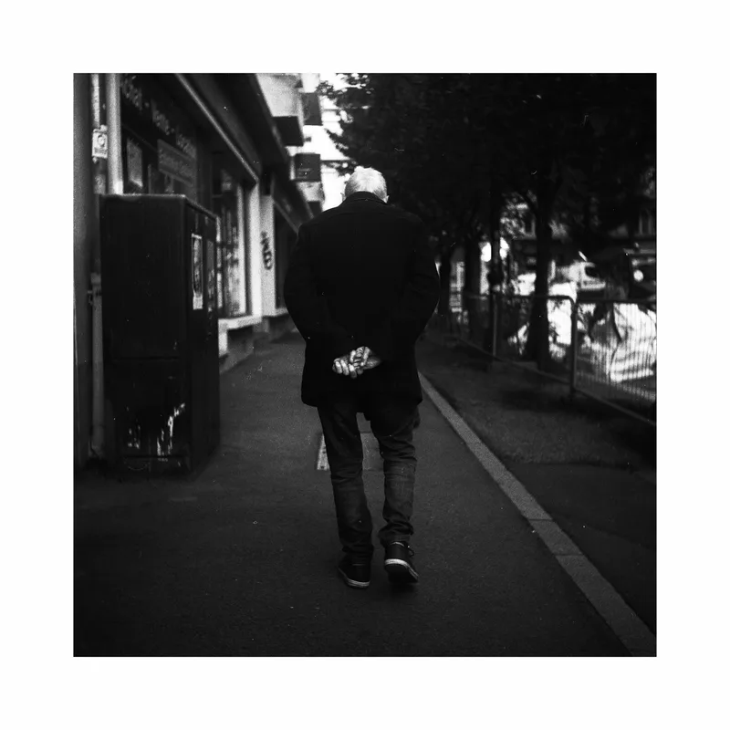 Old man walking alone shot on Foma Fomapan 400 Action with a Semflex, by Le grain de l’œil