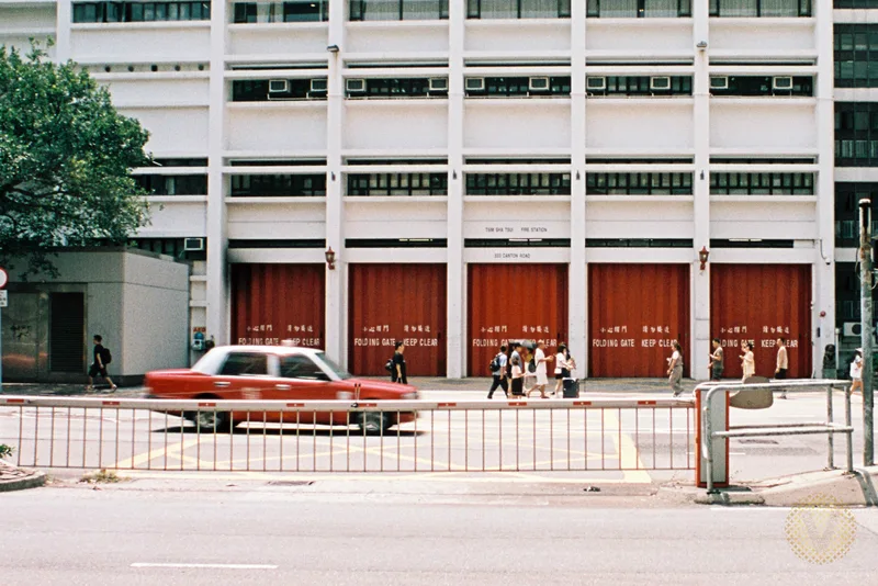 的士 shot on Alien Film Aeronega 100 with a Minolta XD, developed at Garasi Analog, by Verlichtend