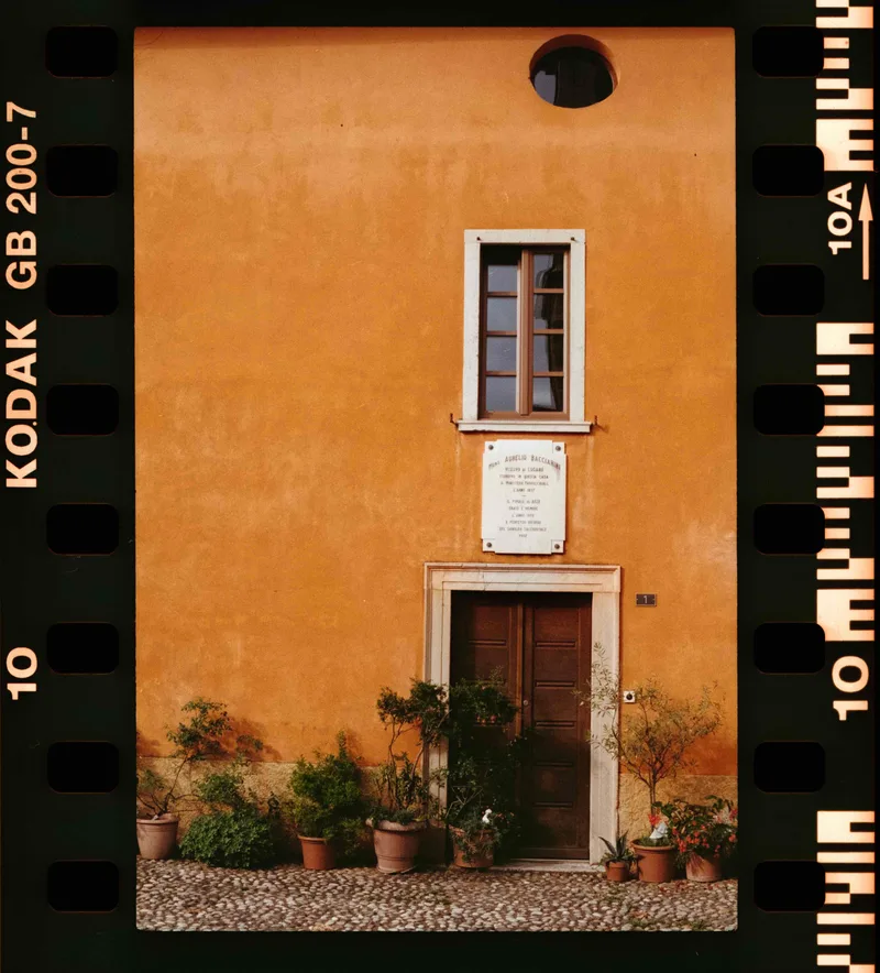 La casa arancione shot on Kodak Gold 200 with a Contax Aria, developed at Home / Self-Developed, by Alessandro Benevento