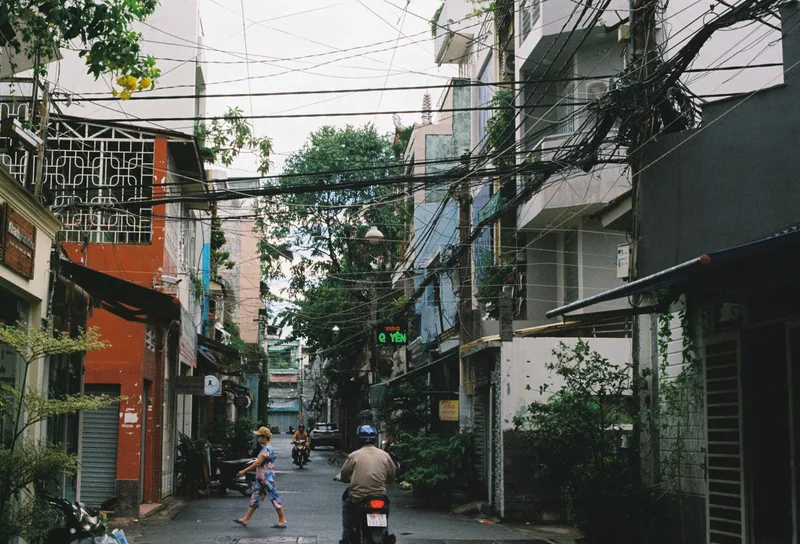 medium sized alley in vietnam shot on Kodak UltraMax 400 with a Olympus OM-1, developed at CropLab, by cac vu