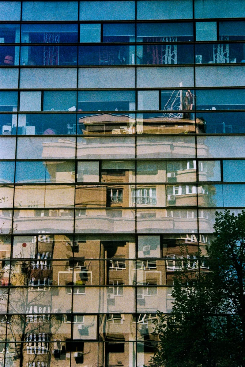 Reflection shot on Fujifilm FujiColor C200 with a Nikon F601, developed at A&M Imaging, by Rodut2020
