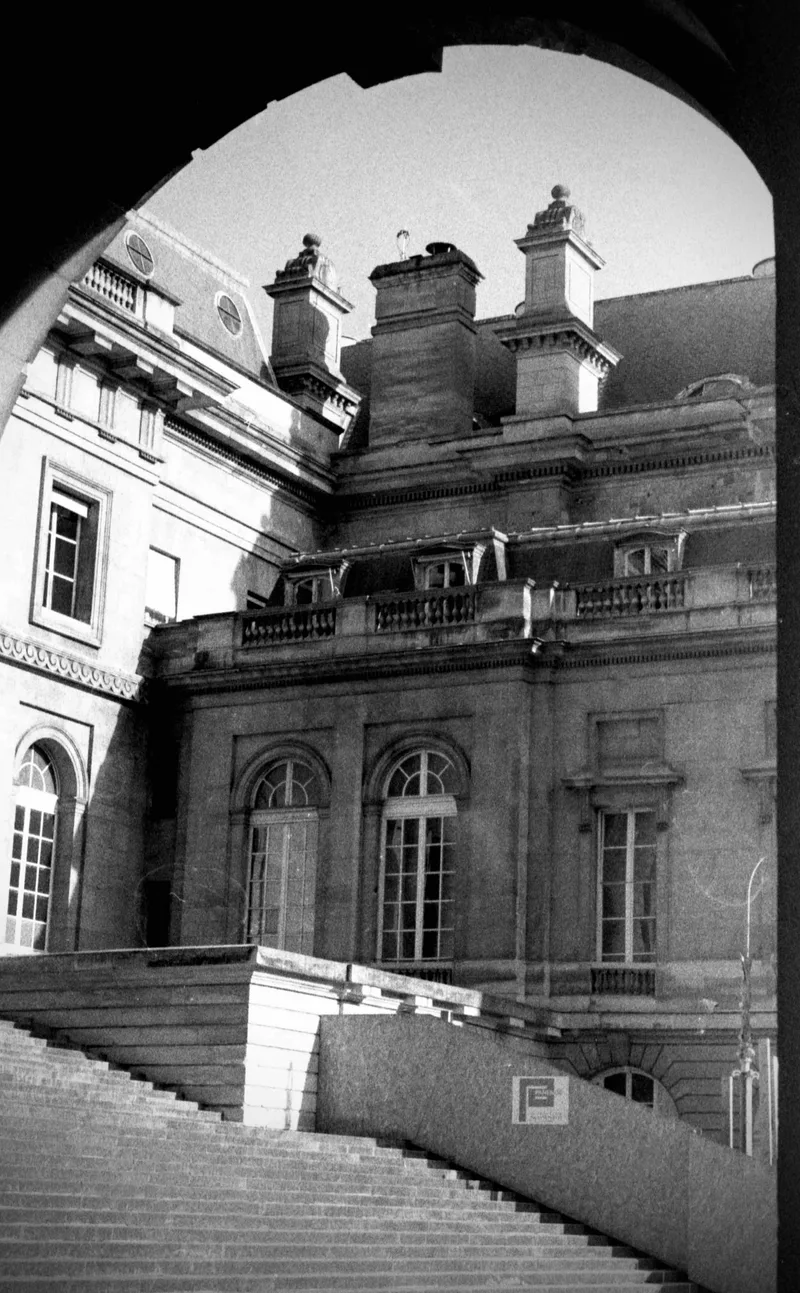 palais de justice shot on Ilford Kentmere Pan 400 with a Pentax MV1, developed at Home / Self-Developed, by Paulina