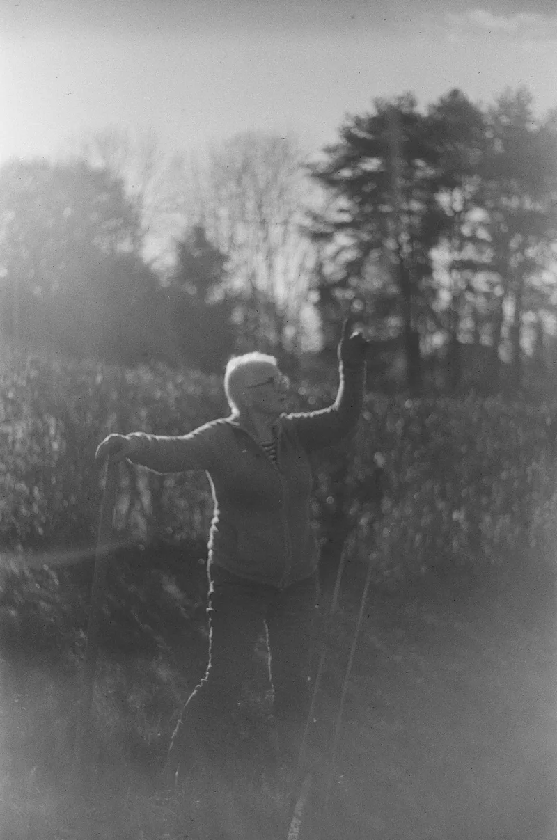 tata retourne la terre shot on Foma Fomapan 100 Classic with a Fujica AZ-1, by Eve