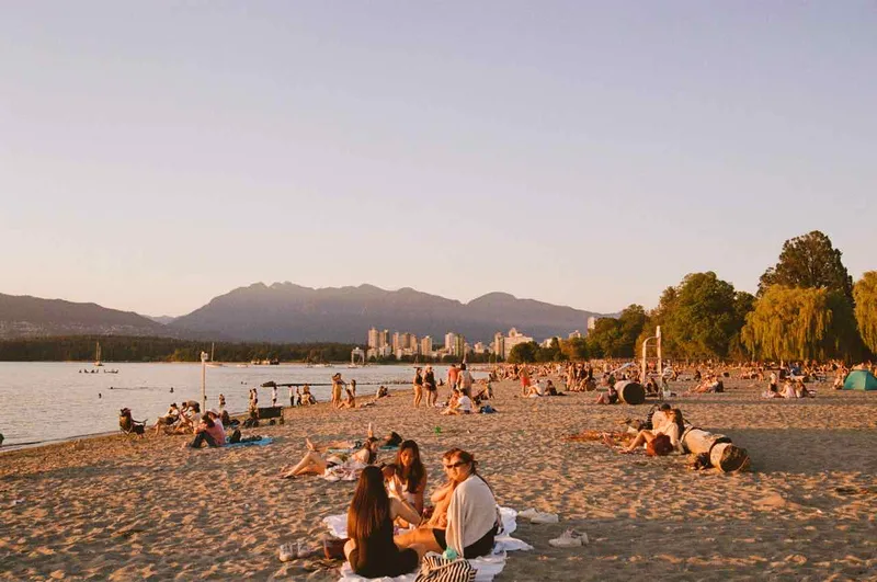 sunset at kits shot on Fujifilm FujiColor C200 with a Minolta Dynax 505si, developed at Filmdev, by Marion Guerbet