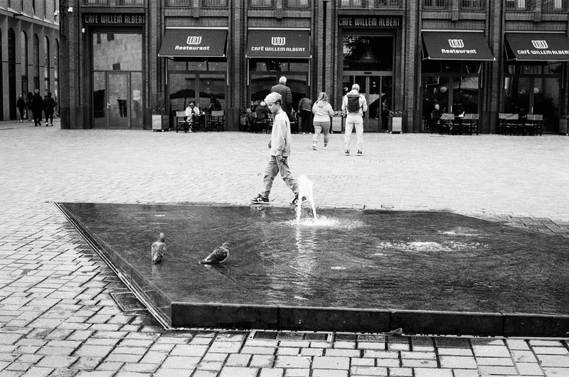Water fun shot on Ilford Pan 400 with a Minolta X-300, developed at FotoArgenta, by Ruerd Leenstra