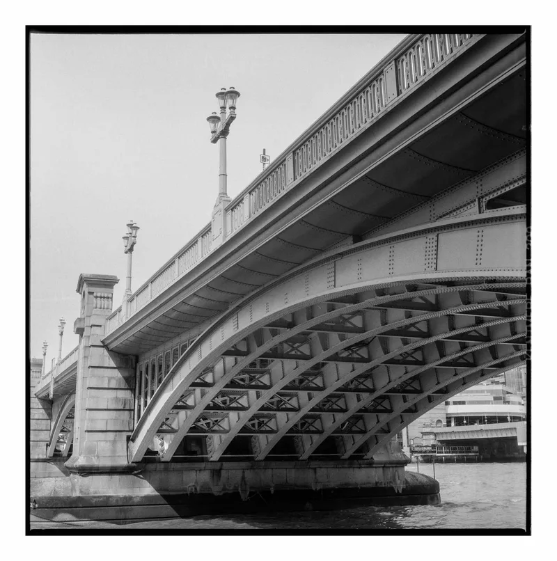 Bridge over the Thames shot on Kentmere Kentmere 200 with a Rolleiflex 2.8F, developed at Home / Self-Developed, by Stuart Leeds