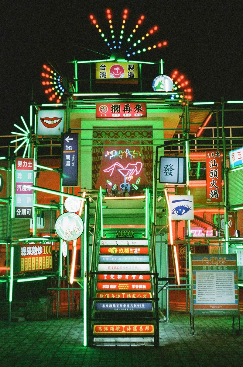 Taiwan neon shot on Lomography CN 800 with a Yashica AF 230, developed at 麗來攝影, by Calvin W