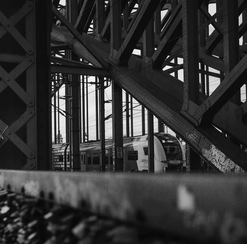 Film photo shot on Kodak Tri-X 400 with a Rolleiflex 3.5, developed at Ajas's film lab, by S_grain83