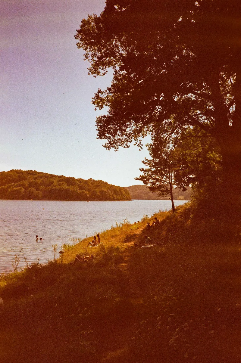 Le lac du Laouzas (1) shot on Fujifilm FujiColor C200 with a Konica A4, developed at Arcanes labo photo, by Emile Lecomte