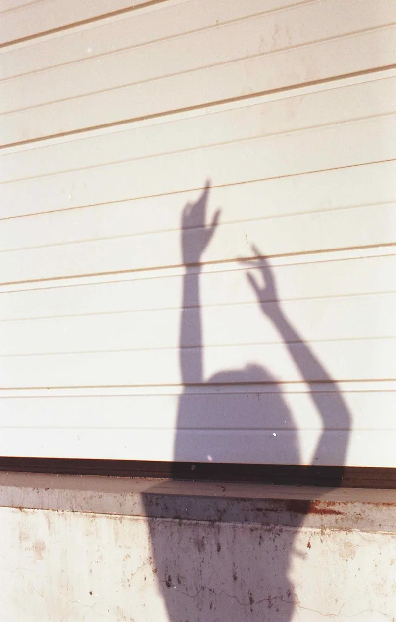 Sombras 2 shot on Kodak Gold 200 with a Minolta SR-T 201, developed at Noise Lab, by Noeh
