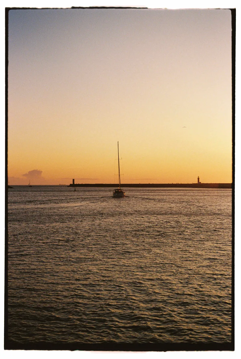 Rio e Mar shot on Kodak Gold 200 with a Canon EOS 1000F, developed at Carmencita Lisboa, by Maria Heloisa