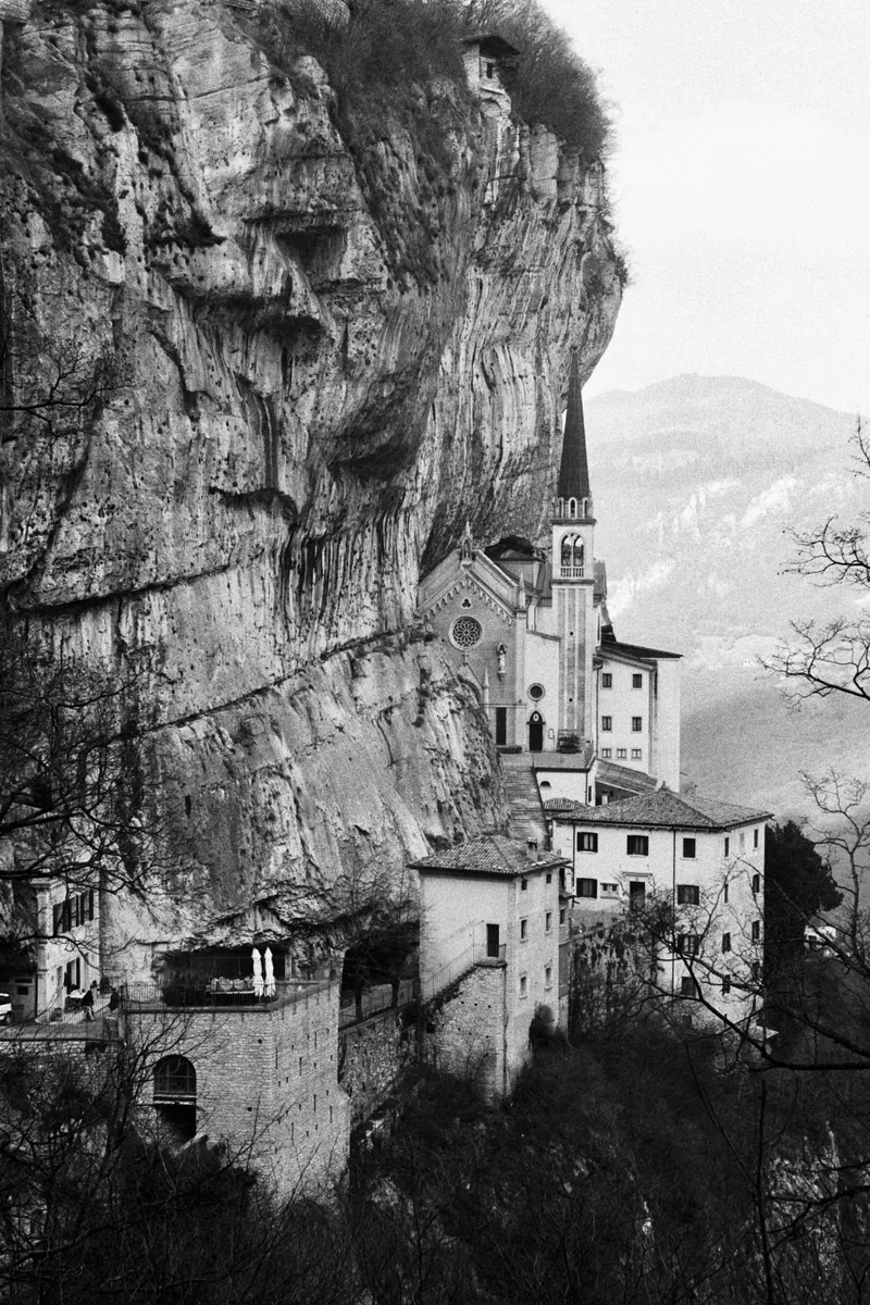 Film photo shot on Kodak Double-X 5222 with a Leica II, by Francesco Mocellin