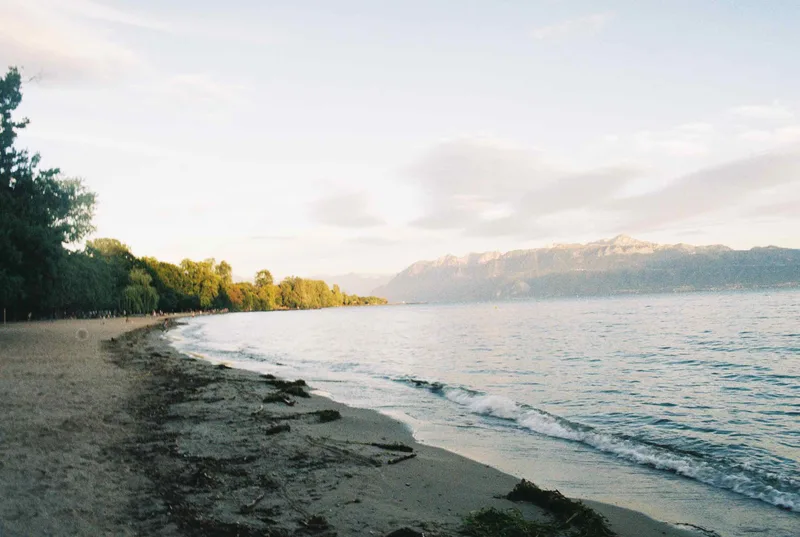 Lac Léman - Switzerland shot on Kodak Gold 200 with a Canon AE-1, developed at Photo Grancy, by Fafa Issenmann
