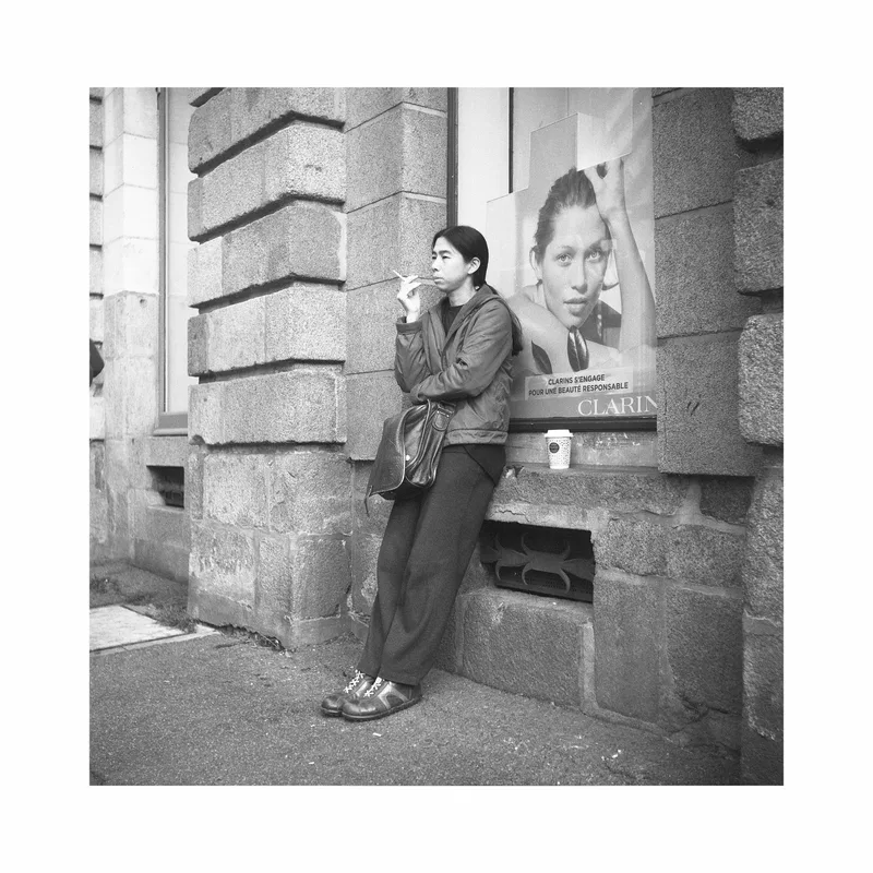 Lady smoke her cigarette shot on Foma Fomapan 400 Action with a Semflex, by Le grain de l’œil