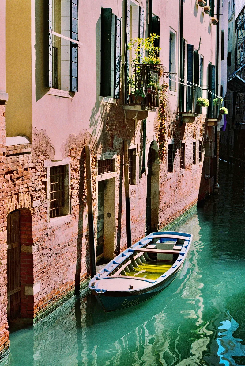 Impressione di Venezia shot on Fujifilm FujiColor 100 with a Nikon F2, developed at MeinFilmLab, by Gianluca Wille