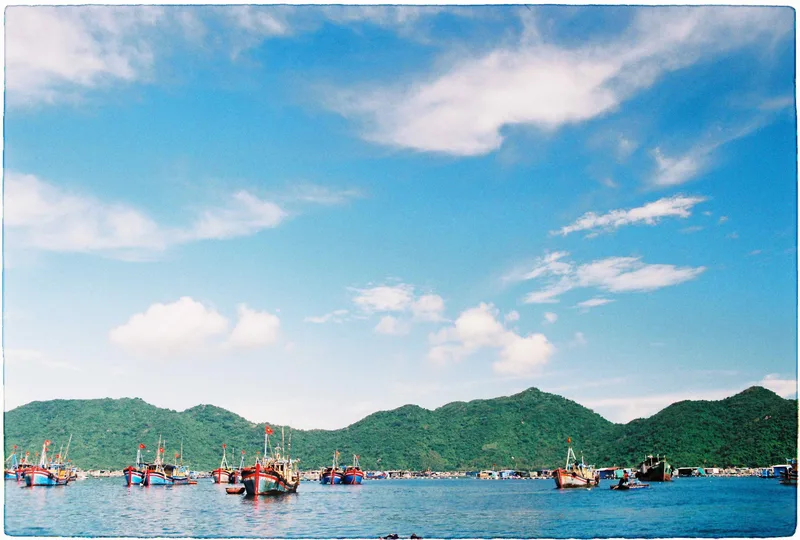 Boats at Vũng Rô shot on Agfa Vista Plus 400 with a Nikon FM2n, developed at 47plus minilab, by nivhty123