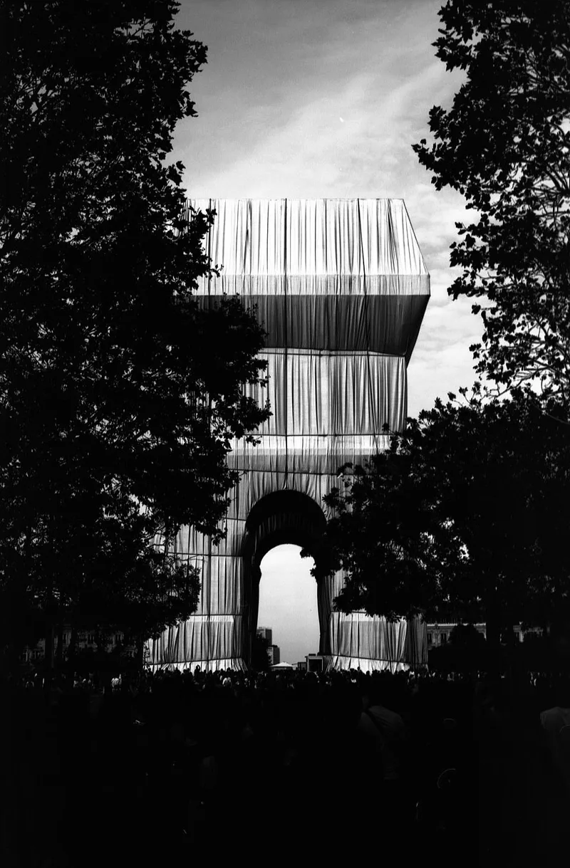 L'Arc de Triomphe par Cristo shot on Film Washi Film Washi S with a Canon EOS 33V, developed at Home / Self-Developed, by Pasquale Beresti