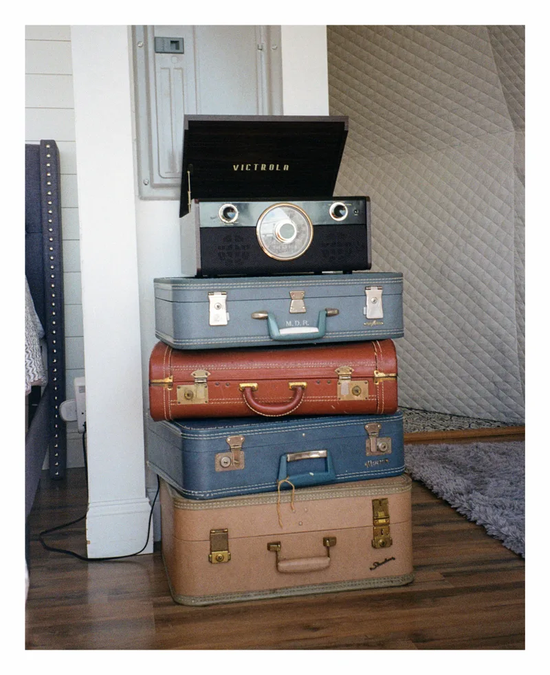air bnb thingies shot on Kodak Portra 160 with a Pentax IQZoom, by kenny