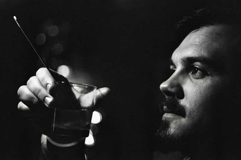 Artist, under the Light shot on Ilford HP5 Plus 400 with a Canon EOS 50E, developed at Home / Self-Developed, by Pierrick Federspiel