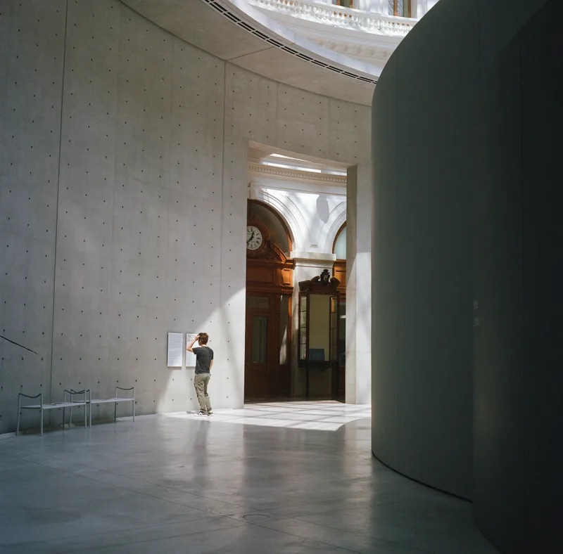 museumgoers shot on Kodak Portra 400 with a Rolleicord III, developed at Négatif+, by damiano