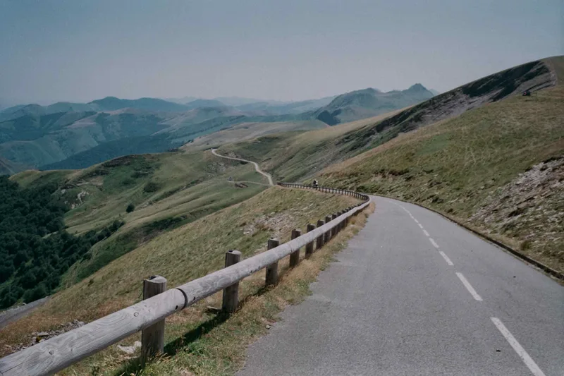 La route des vacances shot on FNAC FNAC 100 with a Leica M6, developed at L'Atelier Argentique, by Analogue Resistance