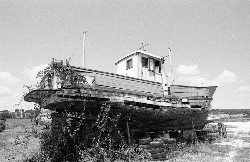 Épave shot on Kodak Tri-X 400 with a Nikon F4, by Sébastien JACOB
