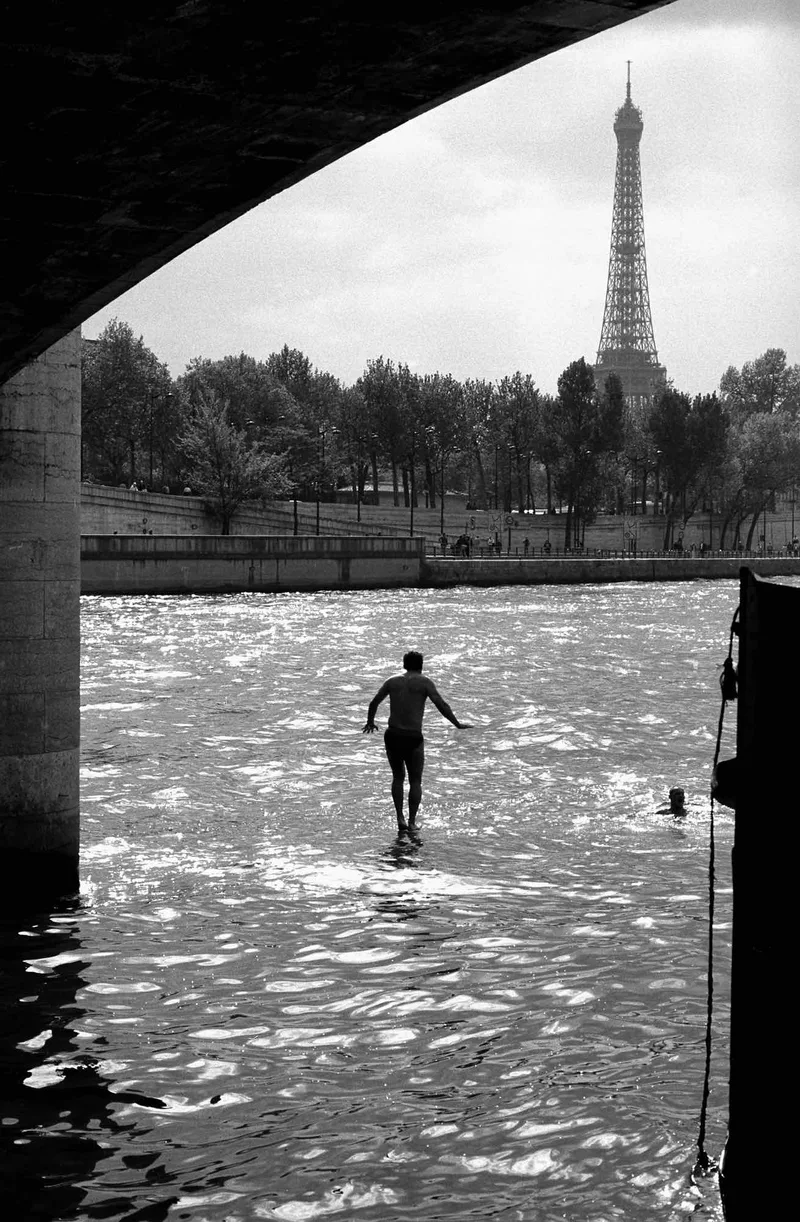 Jump in the Seine river shot on Kodak Tri-X 400 with a Nikon F100, developed at Processus, by Laurent Bénard