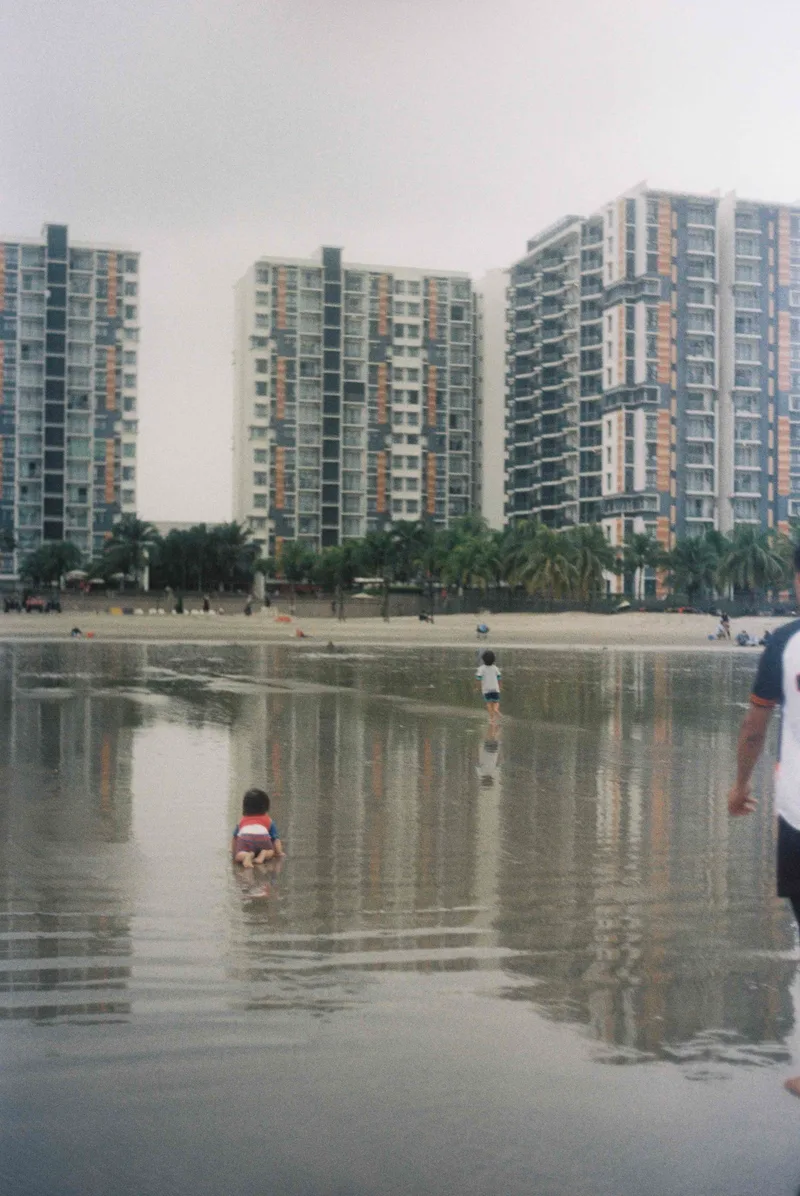 race you shot on Kodak ColorPlus 200 with a Minolta Hi-Matic9, developed at Lomocrewz, by nrlb
