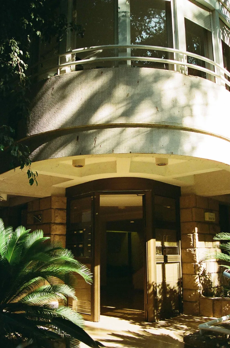 Moody TLV shot on Lomography CN 800 with a Minolta Maxxum 7000, by Misha