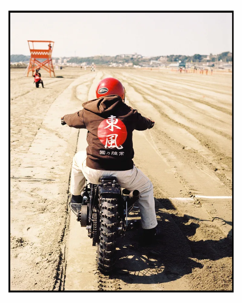 Beach race Japan shot on Kodak Kodacolor 200 with a Contax G2, developed at Osawa Camera, by Marc