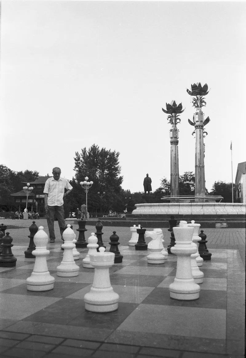 Chess shot on Ilford HP5 Plus 400 with a Canon FX, by Alessandro Specchio
