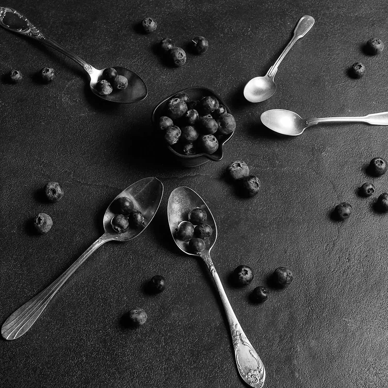 Myrtilles shot on Kentmere 200 with a Hasselblad 500CM, by Cyril b.