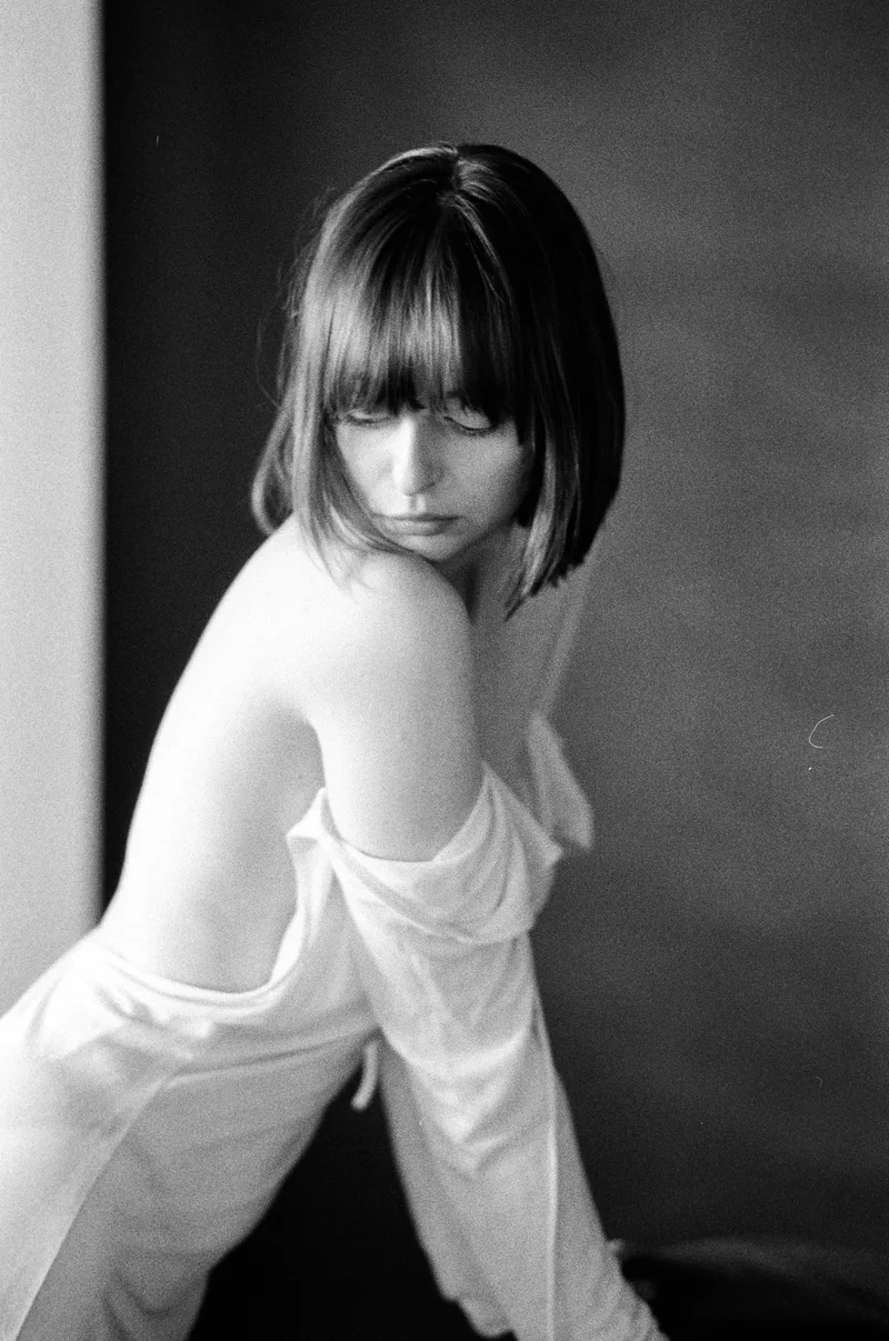 Alina shot on Ilford HP5 Plus 400 with a Canon EOS30v, developed at Spieker Film Lab, by Christian Rüster