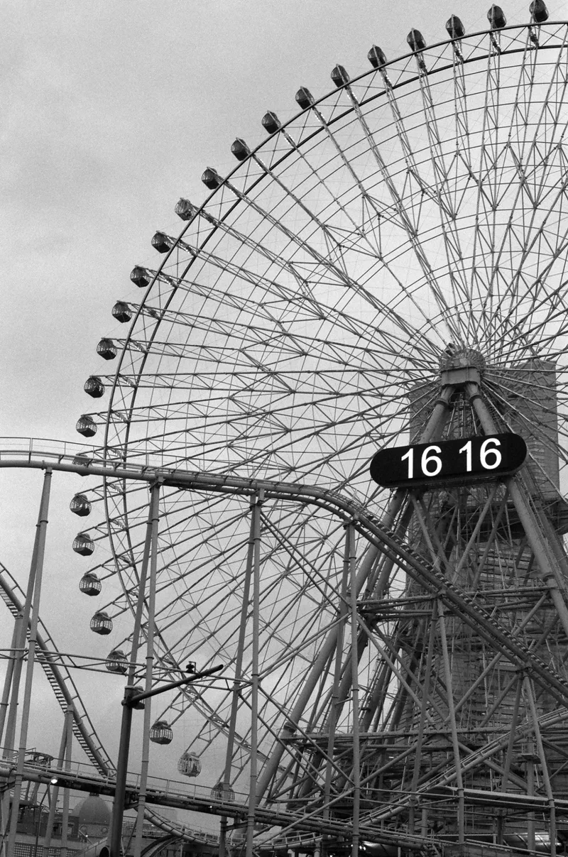 16:16 shot on Ilford Delta 400 with a Pentax Program A, by ant