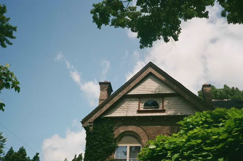 someone’s old house shot on Fujifilm Superia 200 with a Ricoh AF-5D, by jess