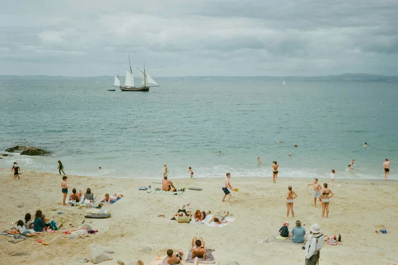 Mettre les voiles shot on FNAC FNAC 100 with a Leica M6, developed at L'Atelier Argentique, by Analogue Resistance