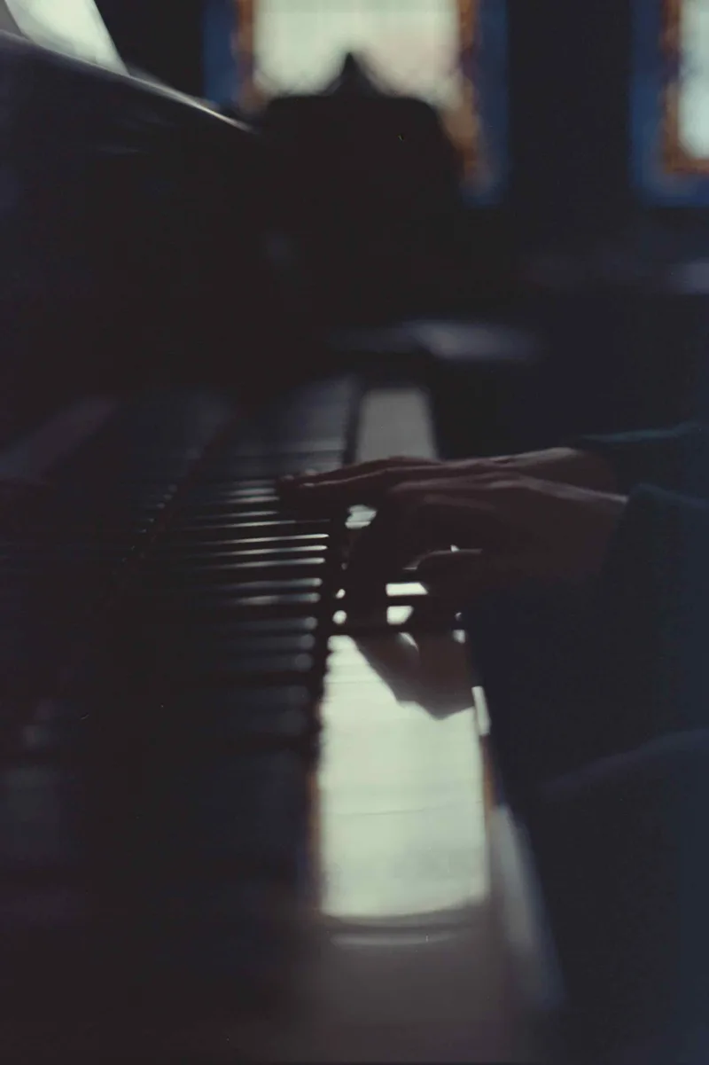 Pianista shot on Fujifilm Fuji ETERNA 250D with a Olympus OM-1, developed at TOKYO Photo Lab, by Paula