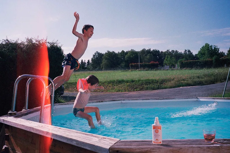 Autour de la piscine shot on FilmNeverDie Kiro 400 with a Voigtländer Bessa R2, developed at L'Atelier Argentique, by Analogue Resistance