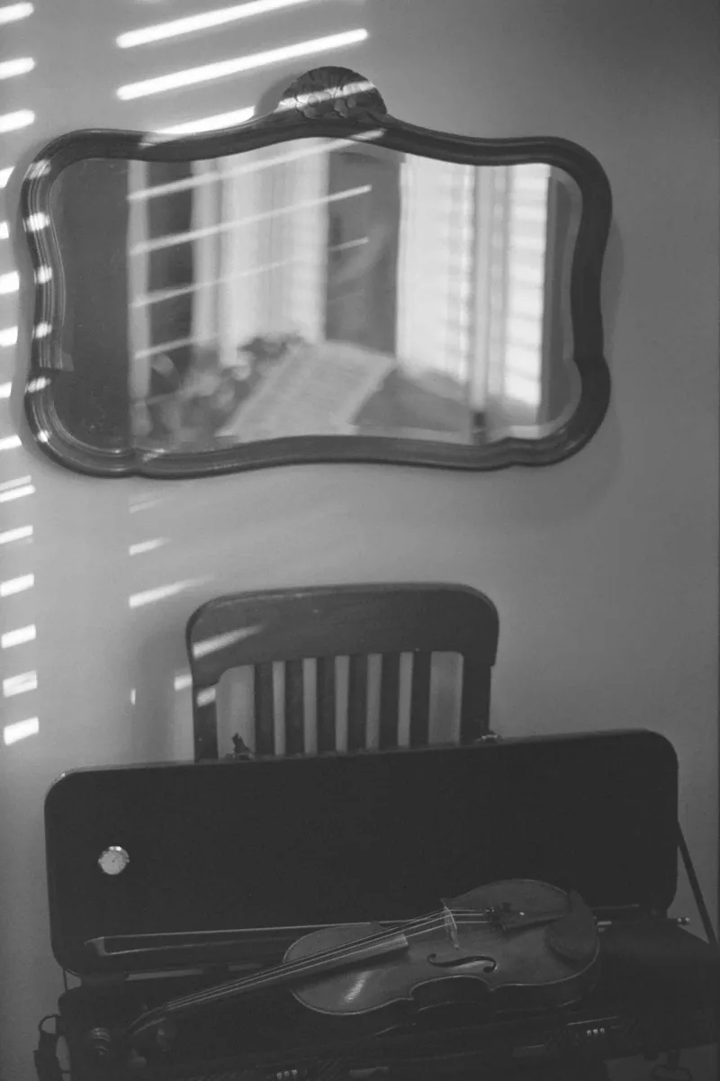 Entre líneas shot on Ilford Kentmere Pan 400 with a Olympus OM-1, developed at TOKYO Photo Lab, by Paula
