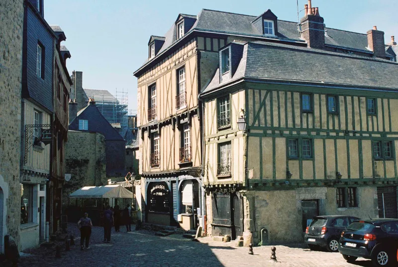Old streets of Le Mans shot on Cinestill 800T with a Canon EOS 500N, developed at Miyagi Studio, by Alber