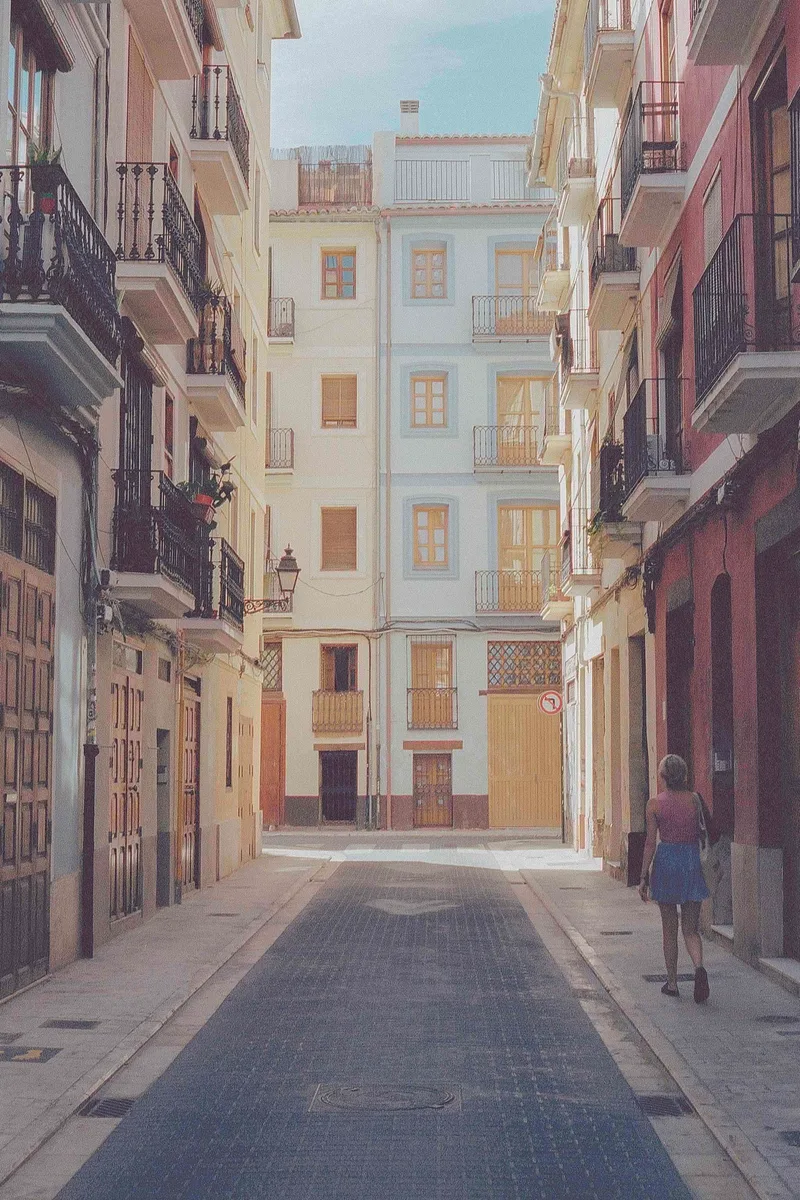 Wandering trough the streets of Valencia shot on Kodak Portra 400 with a Canon AE-1, developed at Foto Schelfhout, by Arthur Fonteyn