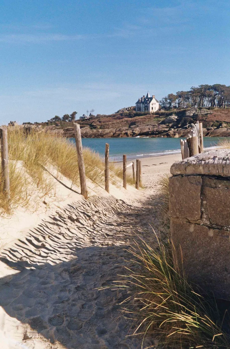Path to the beach shot on Kodak Gold 200 with a Olympus Mju II Zoom 80, developed at Kodak Express Grands Boulevards, by Jen