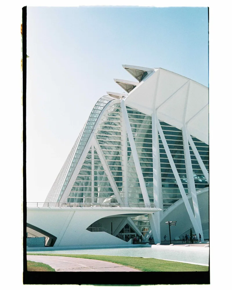 Ciutat shot on Fujifilm FujiColor C200 with a Canon Canonet G-III QL17, developed at Cardinal Lab, by Leonardo Chamizo