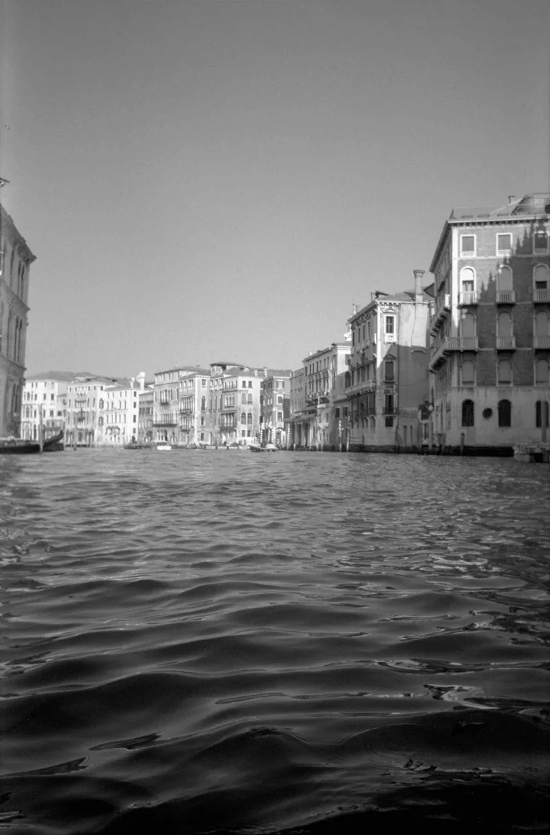 Film photo shot on Kodak T-Max 400 with a Rollei 35S, developed at L’Atelier Publimod, by Loeber-Bottero