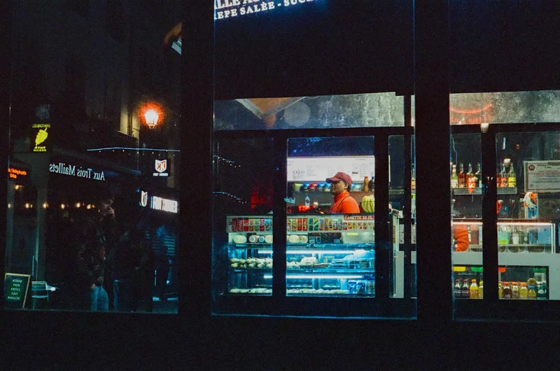 Film photo shot on Kodak Portra 400 with a Leica M6, developed at Samy’s Camera, by hunter