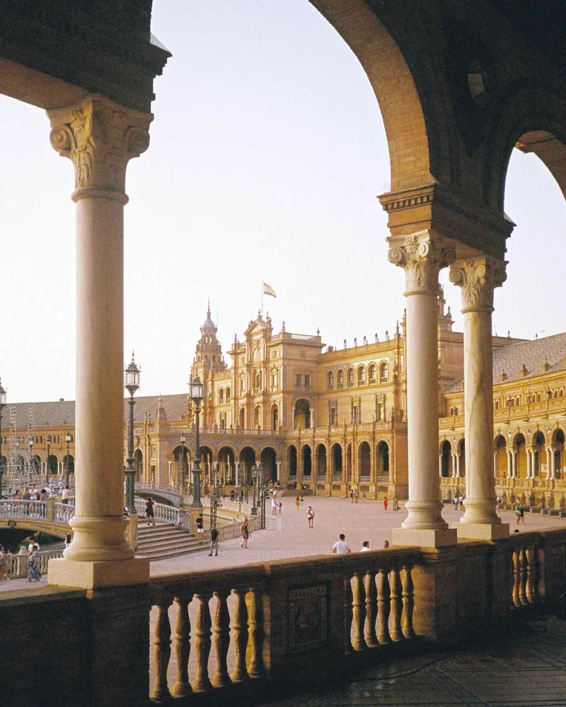 Plaza de Espana shot on Kodak UltraMax 400 with a Yashica T4, developed at Sagrada Pelicula, by Pier Luigi